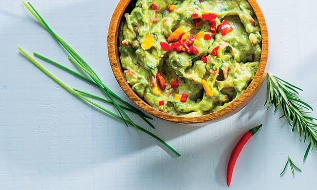 Guacamole com manga e morangos