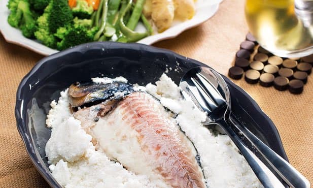 Dourada ao sal com legumes