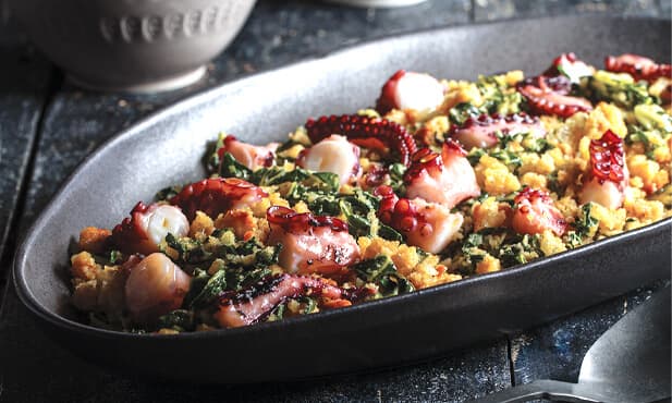 Polvo com migas de couve-portuguesa