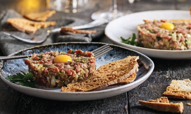 Tártaro de vaca com tostas e ovos de...