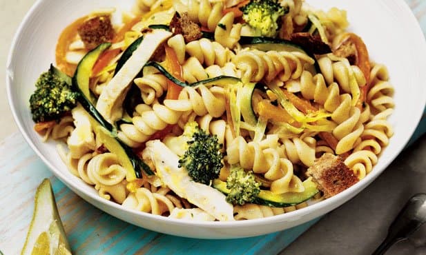 Salada de fusilli com frango grelhado