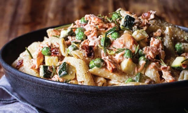 Penne com salmão, ervilhas e tomate...