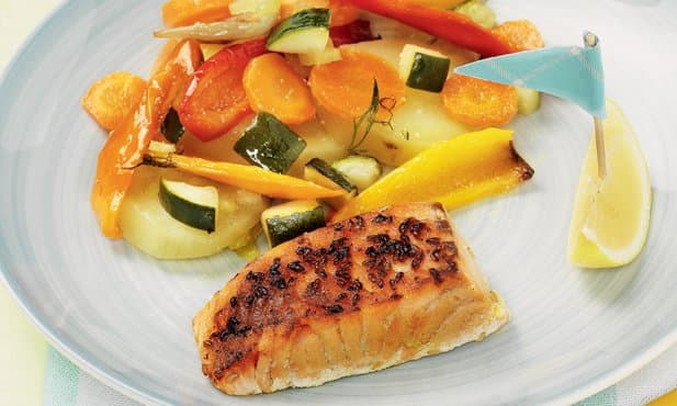 Salmão com legumes coloridos