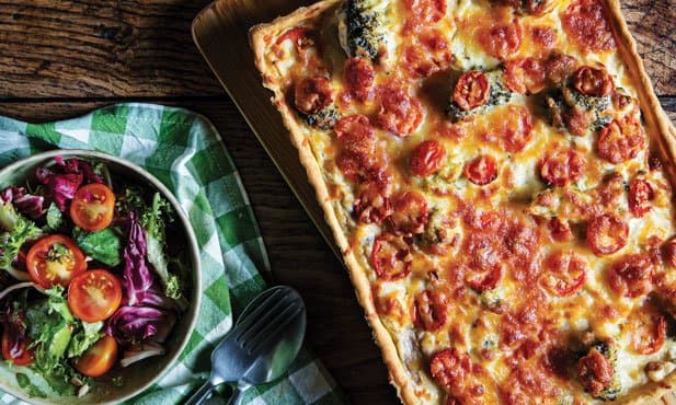 Tarte de brócolos com queijo e tomate