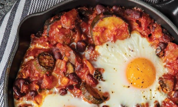 Frigideira de legumes, ovos e abacate