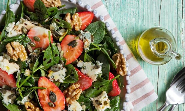 Salada de morangos com noz e Roquefort