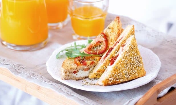 Tostas de ovo e tomate
