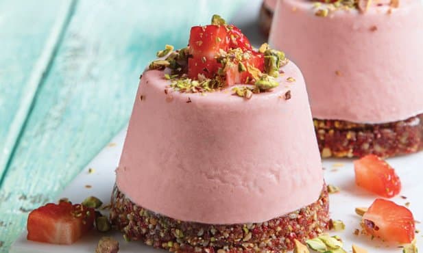 Mini-cheesecake de morango e pistácio