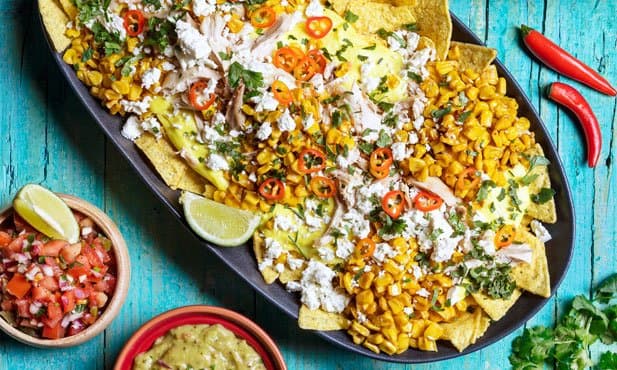 Nachos com queijo e frango