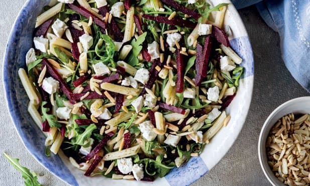 Salada de macarronete com rúcula e...