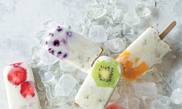 Gelados crocantes de iogurte e fruta