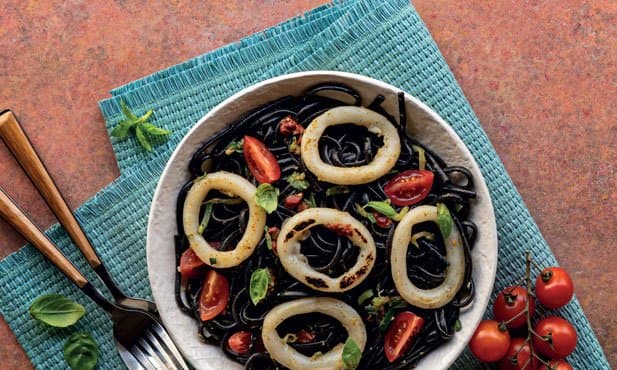 Linguine negro com lulas