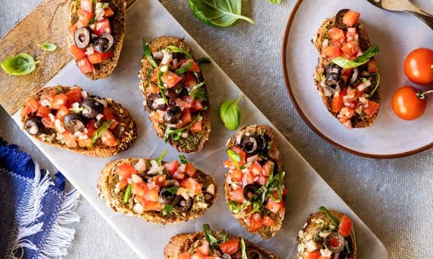 Bruschettas com tomate e manjericão