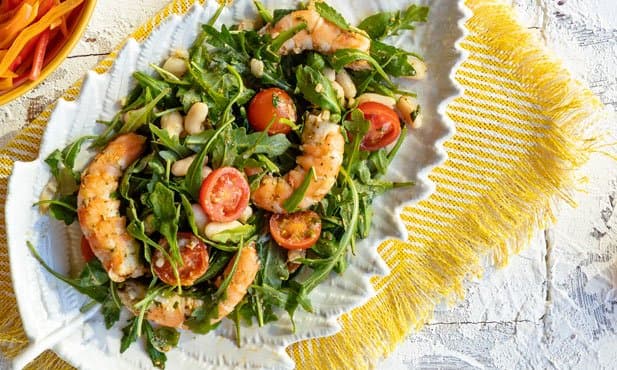 Salada de camarão com rúcula