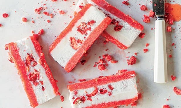 Semi-frio de coco e morango