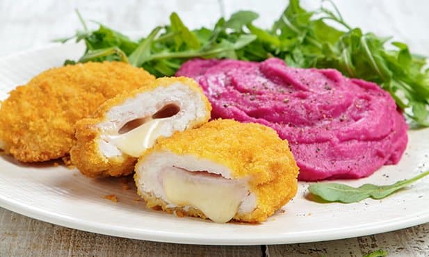 Cordon Bleu com puré de beterraba