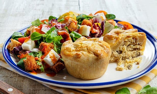Empadas de galinha com salada e molho...