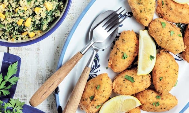 Pastéis de bacalhau com salada de...