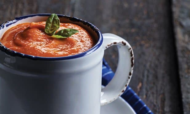 Sopa de tomate com batata-doce