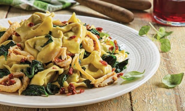 Tortellini de espinafres com ovo