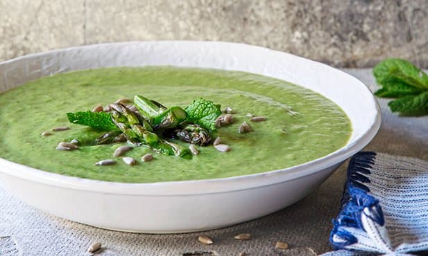 Sopa de courgette, ervilhas e espargos
