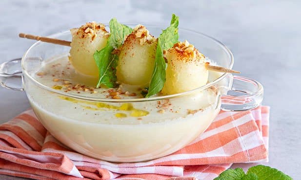 Sopa de melão com amêndoa