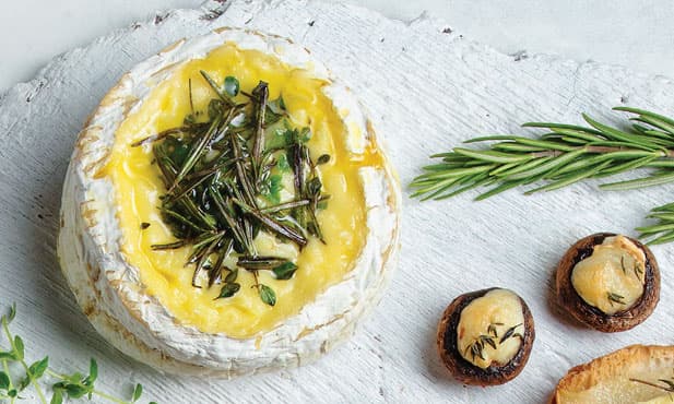 Queijo Camembert derretido com ervas