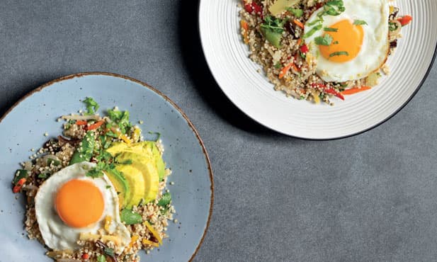 Quinoa salteada com ovo e abacate