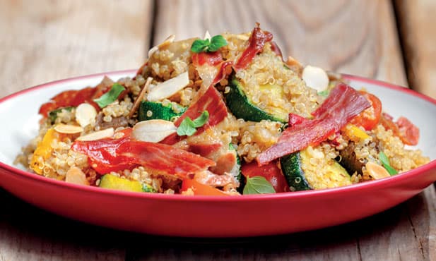 Salada de quinoa com presunto crocante