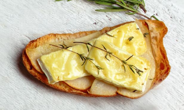 Tostas com queijo Brie e pêra