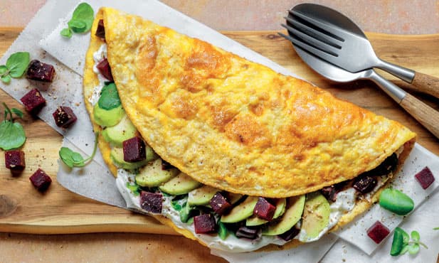 Omelete com queijo e abacate