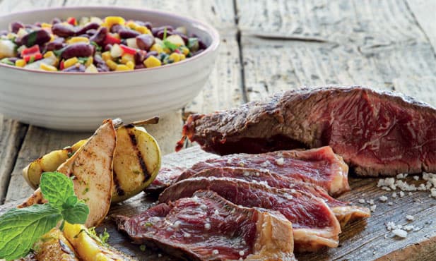 Picanha no espeto com fruta grelhada