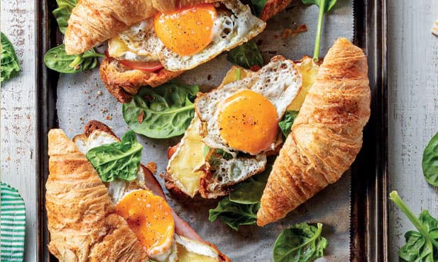 Croissants recheados com ovo
