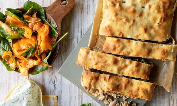 Pizza fechada de atum com salada