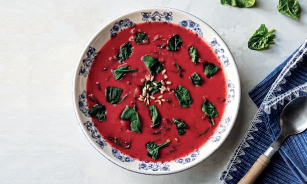 Sopa de beterraba com espinafres