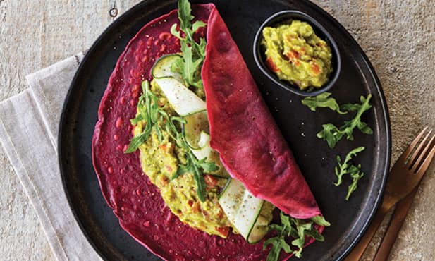 Crepes de beterraba com guacamole