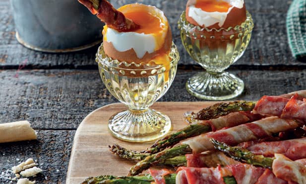 Espargos enrolados em bacon com ovos