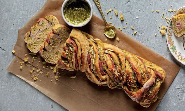 Folar salgado com pesto e fiambre