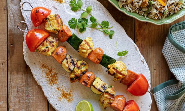 Espetada de frango, salsicha e legumes