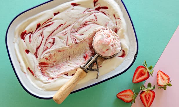Gelado de morango e leite condensado