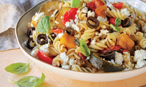Massa com vegetais grelhados e feta