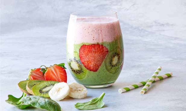 Smoothie de kiwi, morango e espinafres