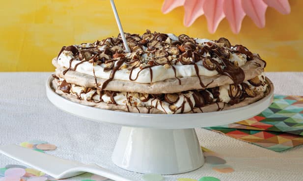 Bolo de merengue, chocolate e avelãs