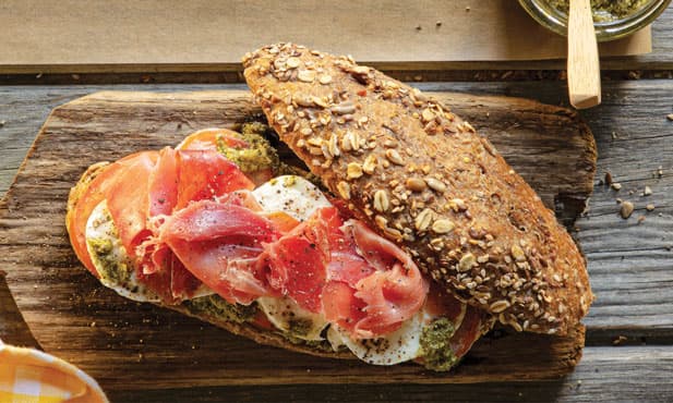 Sanduíche com presunto e mozzarella