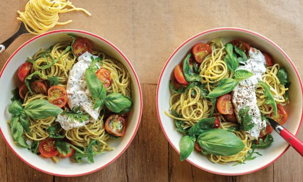 Esparguete com pesto e burrata