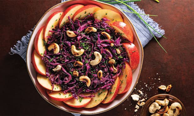 Salada de couve-roxa e caju