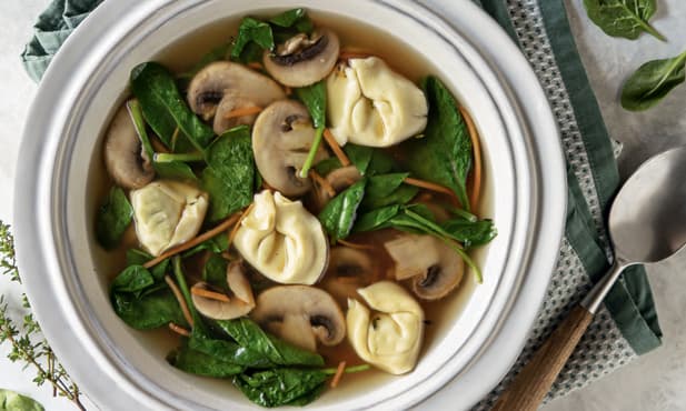 Caldo de cogumelos com tortellini