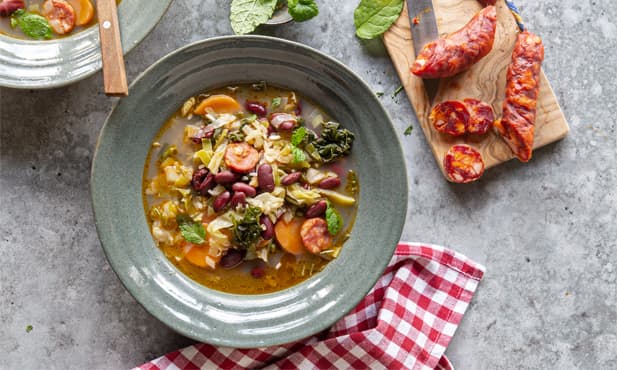 Sopa de feijão com legumes