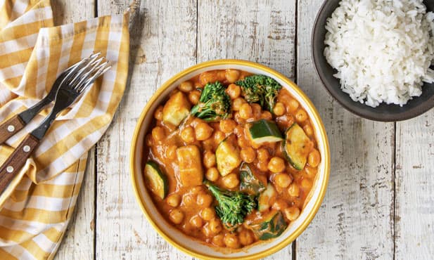 Caril de grão e legumes