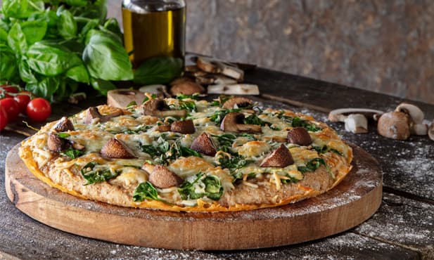 Pizza de massa integral com cogumelos